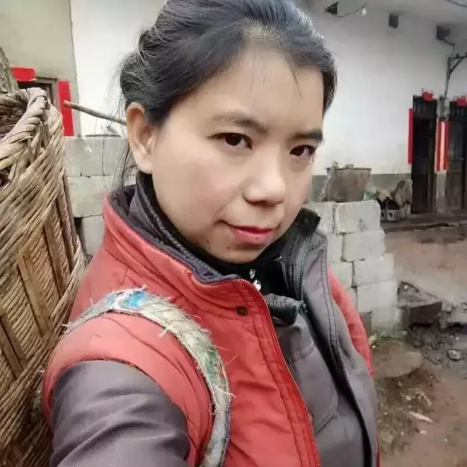 “我的妈妈，总带陌生女孩回家”