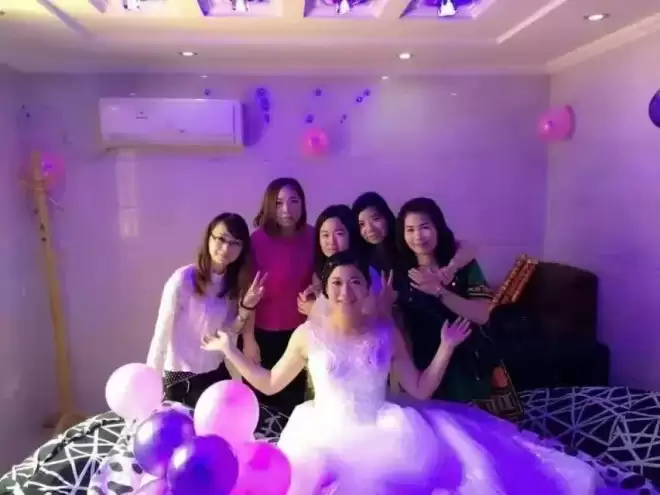 “我的妈妈，总带陌生女孩回家”