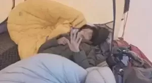 17岁男孩在雪山5500米处睡一觉后突然无法说话