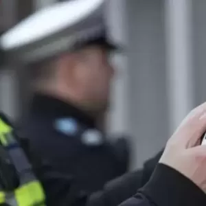 母亲昏迷 3岁娃成英雄 刷脸解母手机成功报警救命