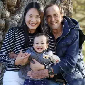 震惊全网: 37岁华裔女子和93岁白人生娃! 还要追二胎