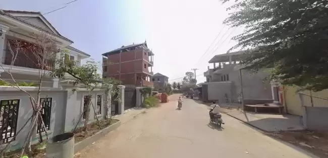 疯传照片：柬国街头满地外国护照 网：毛骨悚然