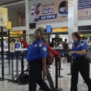 美政府关门第3周!6万航空安检人员“零收入”:需兼差,贷款度日