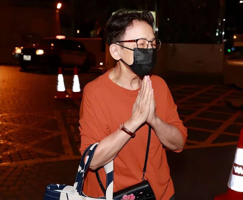 许绍雄戴氧气罩不能说话 大半港圈明星前往探视