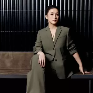 秦雯袭警冲上热搜!向王家卫炫耀后台硬能捞人