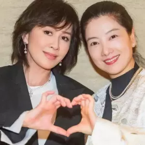刘嘉玲晒同学50年后合影 面部医美痕迹明显