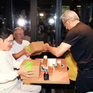喝酒聊芯片大单？黄仁勋约三星、现代会长吃炸鸡