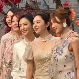 佟丽娅在深圳扫购黄金!头发稀少假发明显,满胳膊黄金手串太吸睛