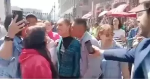 震惊一幕：女总统众目睽睽之下遭男子猥亵