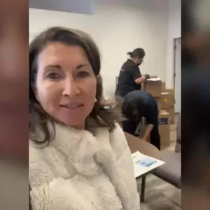 卑诗妇开诊所卖药称能治癌    卫生部上门查封还被骂“死人”