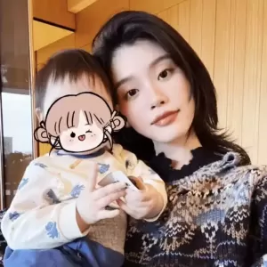 奚梦瑶好奢侈，背79万的包陪儿女游玩，女儿萌宠可爱大长腿