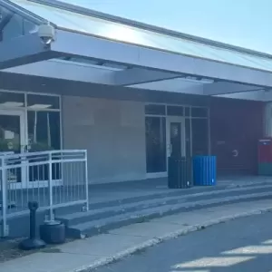 安省41岁八年级女教师跟学生互换裸照, 还发醉酒自慰视频!