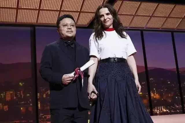 郝蕾揭露电影节内幕：国产片花钱买奖，嘲讽辛芷蕾和白百何