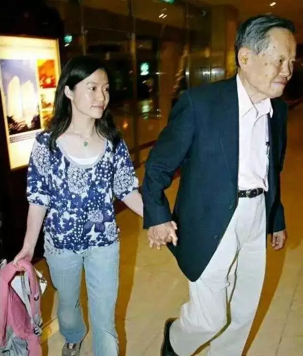 49岁翁帆成清华讲师，独自别墅生活续写书籍，穿搭黑衫尽显低调