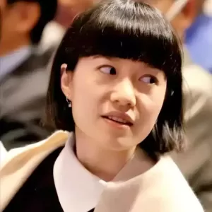 49岁翁帆成清华讲师，独自别墅生活续写书籍，穿搭黑衫尽显低调