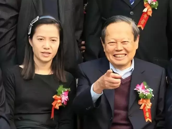 49岁翁帆成清华讲师，独自别墅生活续写书籍，穿搭黑衫尽显低调