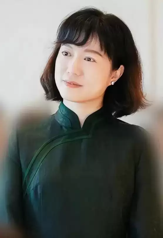 49岁翁帆成清华讲师，独自别墅生活续写书籍，穿搭黑衫尽显低调