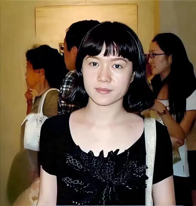 49岁翁帆成清华讲师，独自别墅生活续写书籍，穿搭黑衫尽显低调