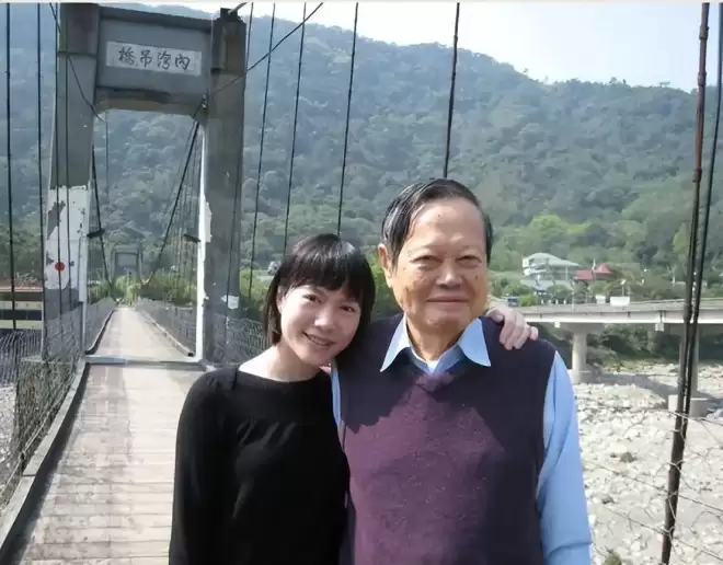 49岁翁帆成清华讲师，独自别墅生活续写书籍，穿搭黑衫尽显低调
