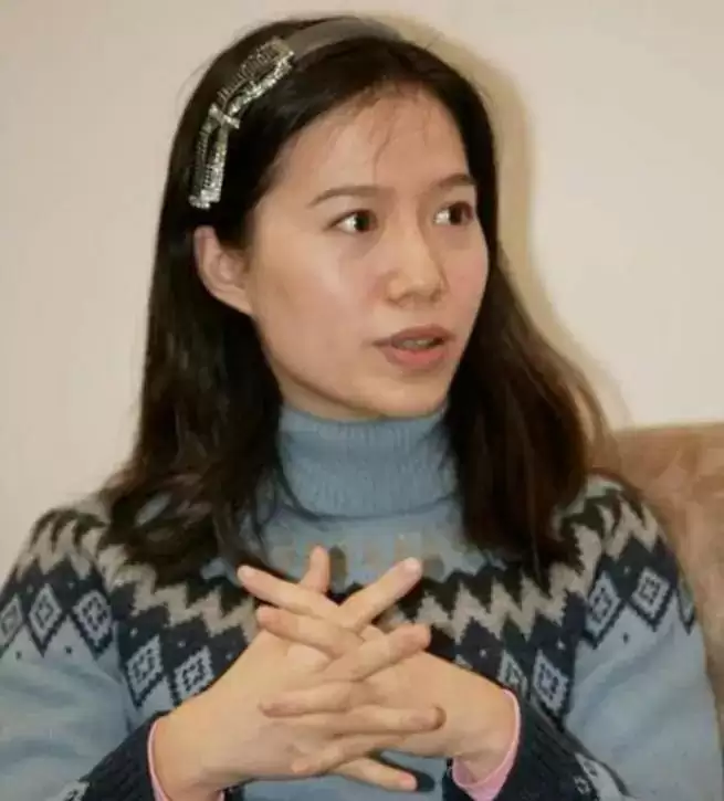 49岁翁帆成清华讲师，独自别墅生活续写书籍，穿搭黑衫尽显低调