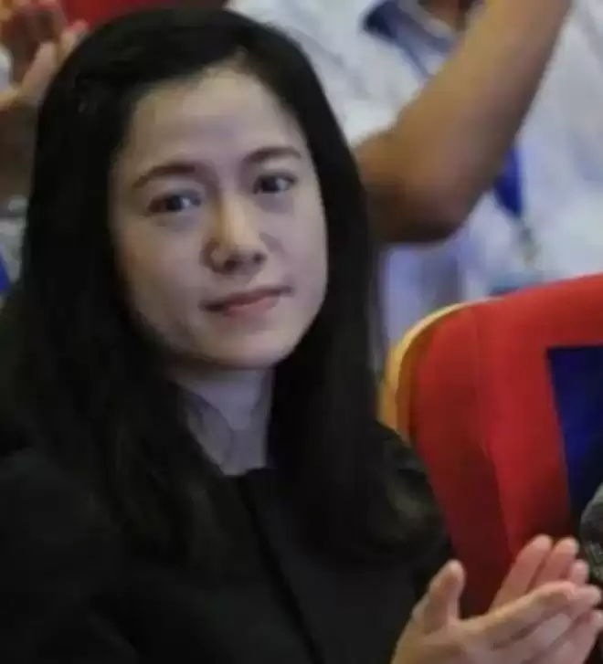 49岁翁帆成清华讲师，独自别墅生活续写书籍，穿搭黑衫尽显低调