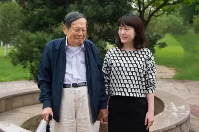 49岁翁帆成清华讲师，独自别墅生活续写书籍，穿搭黑衫尽显低调