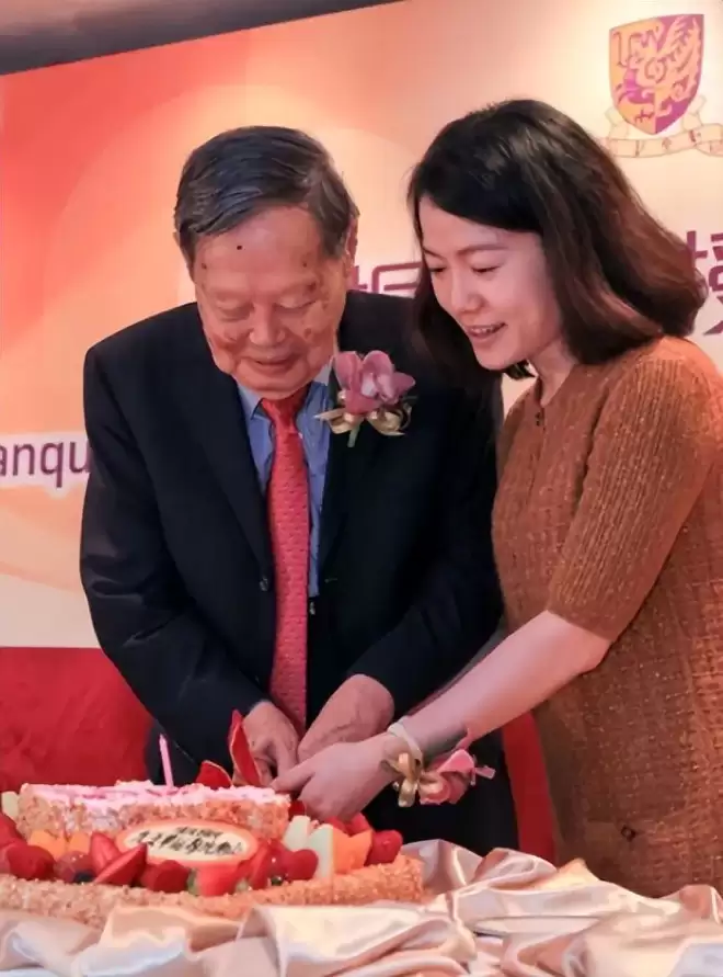 49岁翁帆成清华讲师，独自别墅生活续写书籍，穿搭黑衫尽显低调