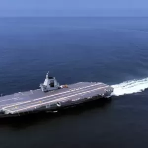 中国“福建舰”航母正式入列，进一步挑战美国