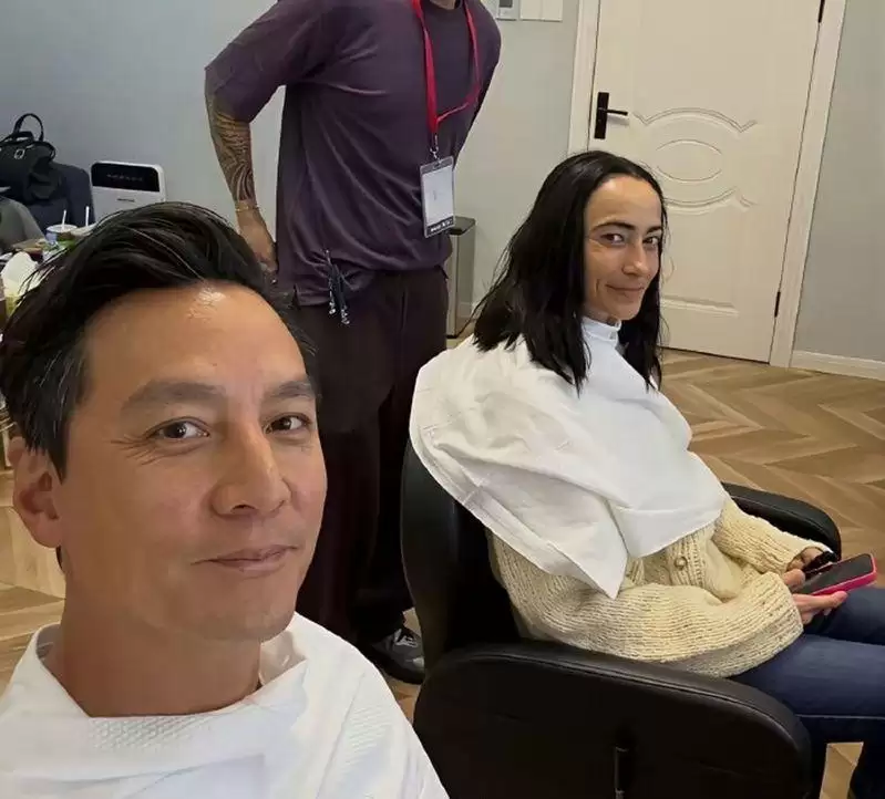 吴彦祖晒与妻子合照 她的发际线吓到网友了？