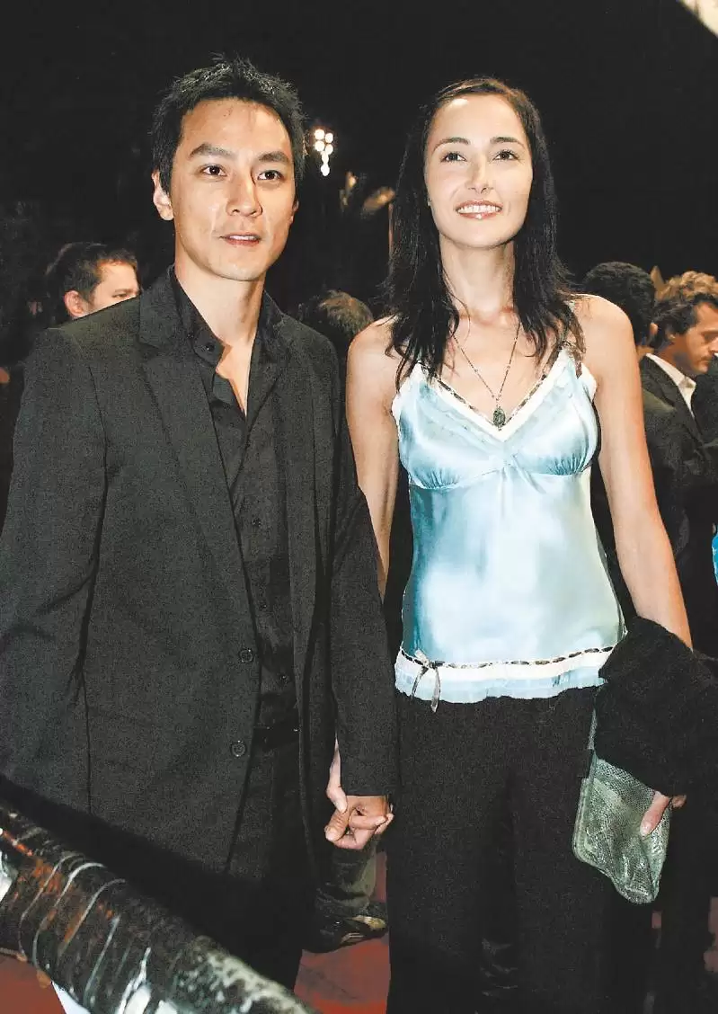 吴彦祖晒与妻子合照 她的发际线吓到网友了？