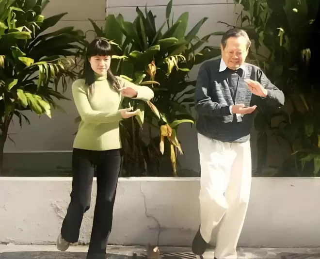 杨振宁逝世半月,翁帆独守“归根居”,近况如何？