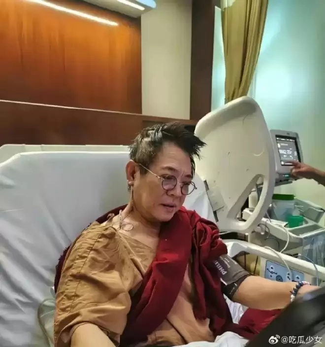 李连杰脱衣辟谣换心脏传闻，与年初憔悴状态形成鲜明对比