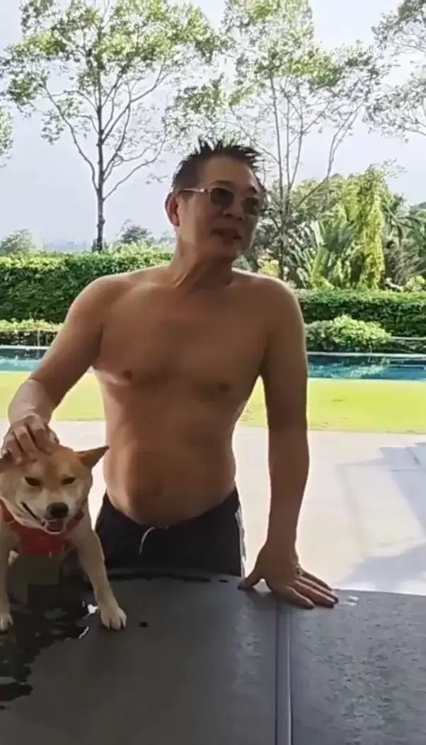 李连杰脱衣辟谣换心脏传闻，与年初憔悴状态形成鲜明对比