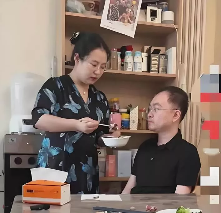 蔡磊现状令人泪目 舌头嘴唇已经萎缩 洗澡用绳子吊