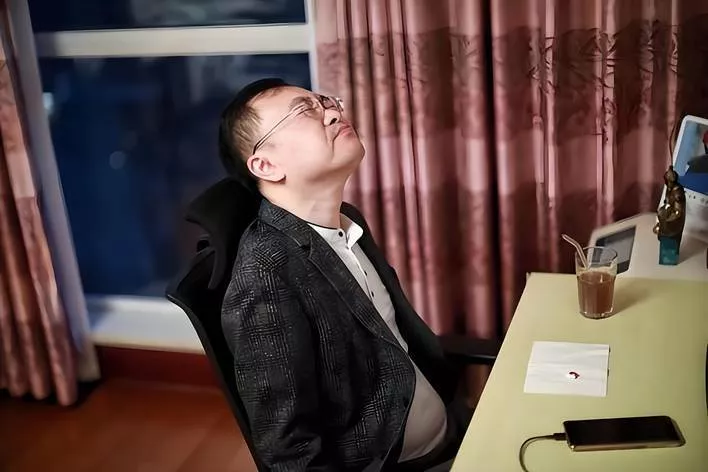 蔡磊现状令人泪目 舌头嘴唇已经萎缩 洗澡用绳子吊