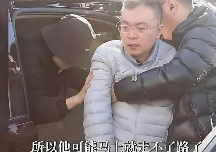 蔡磊现状令人泪目 舌头嘴唇已经萎缩 洗澡用绳子吊