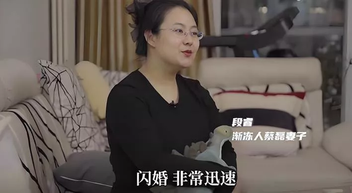 蔡磊现状令人泪目 舌头嘴唇已经萎缩 洗澡用绳子吊
