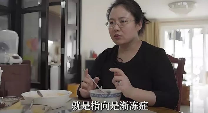 蔡磊现状令人泪目 舌头嘴唇已经萎缩 洗澡用绳子吊
