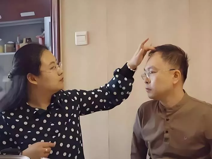蔡磊现状令人泪目 舌头嘴唇已经萎缩 洗澡用绳子吊