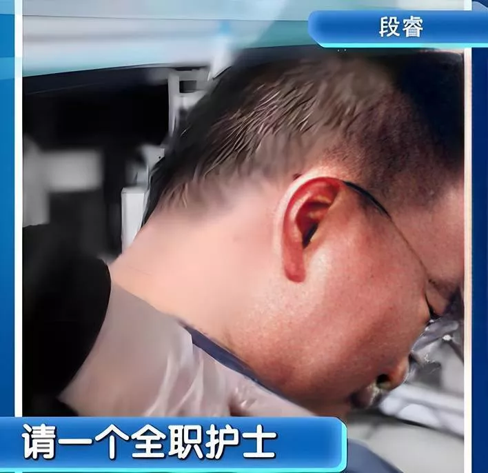 蔡磊现状令人泪目 舌头嘴唇已经萎缩 洗澡用绳子吊