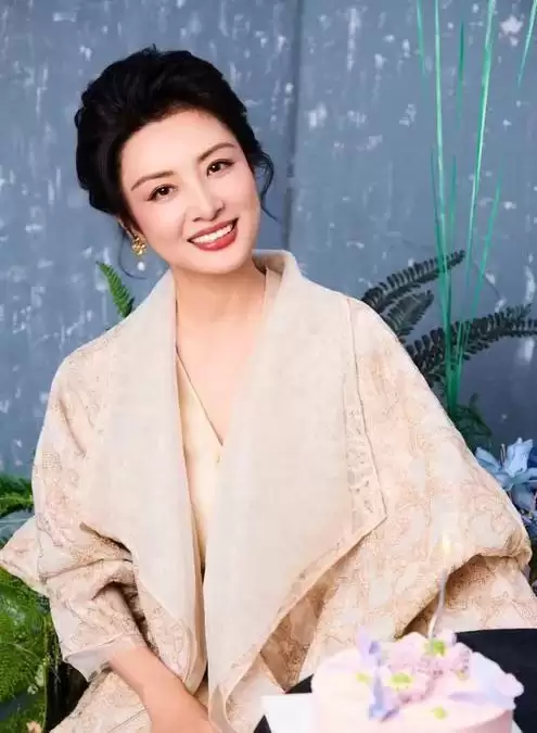 她是央视一姐,结婚12年选择离婚:婚姻给我的尽是痛苦