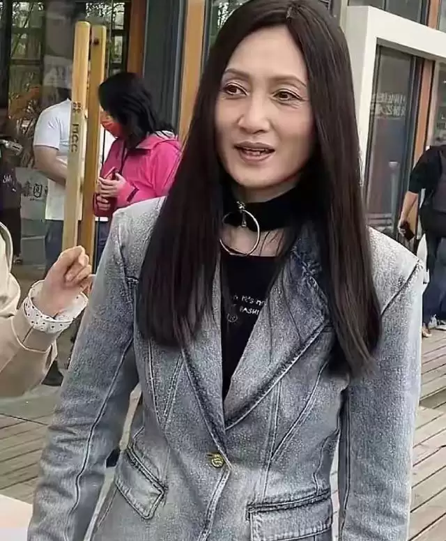 60岁林芳兵近况公开 身居京城豪宅 纤瘦如少女 儿子成最大自豪