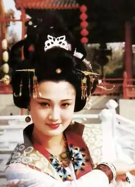 60岁林芳兵近况公开 身居京城豪宅 纤瘦如少女 儿子成最大自豪