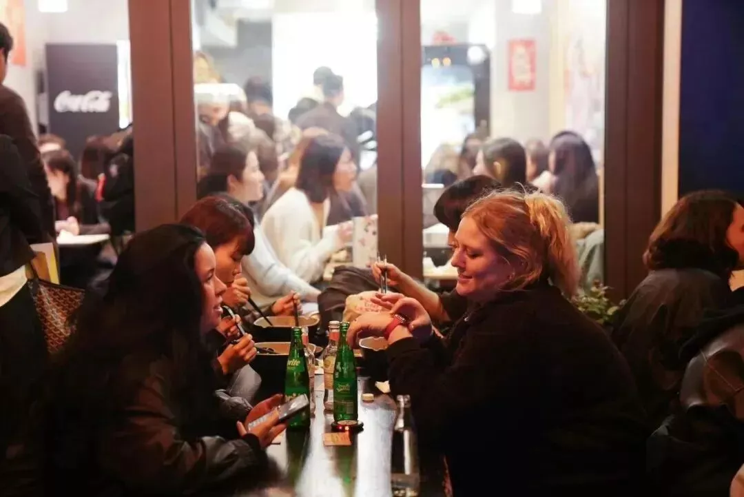 200块一碗的天价麻辣烫，让老外重新认识中餐