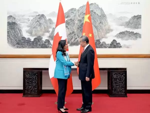王毅同加拿大外长阿南德通电话
