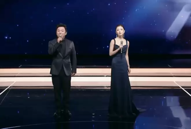 第38届金鸡奖开幕星光黯淡 周冬雨开场陈飞宇主持