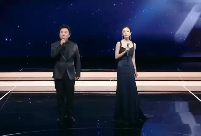 第38届金鸡奖开幕星光黯淡 周冬雨开场陈飞宇主持