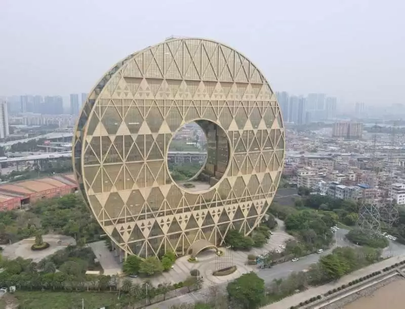 被评最丑建筑,广州“铜钱大厦”挂拍15天无人报名
