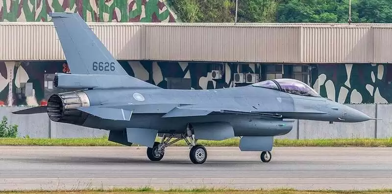歼-11BG首次现身台岛以东,台军F-16V毫无踪迹