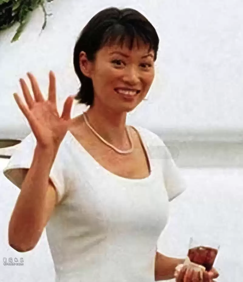 邓文迪当年想方设法生的女儿,如今为她争到280亿